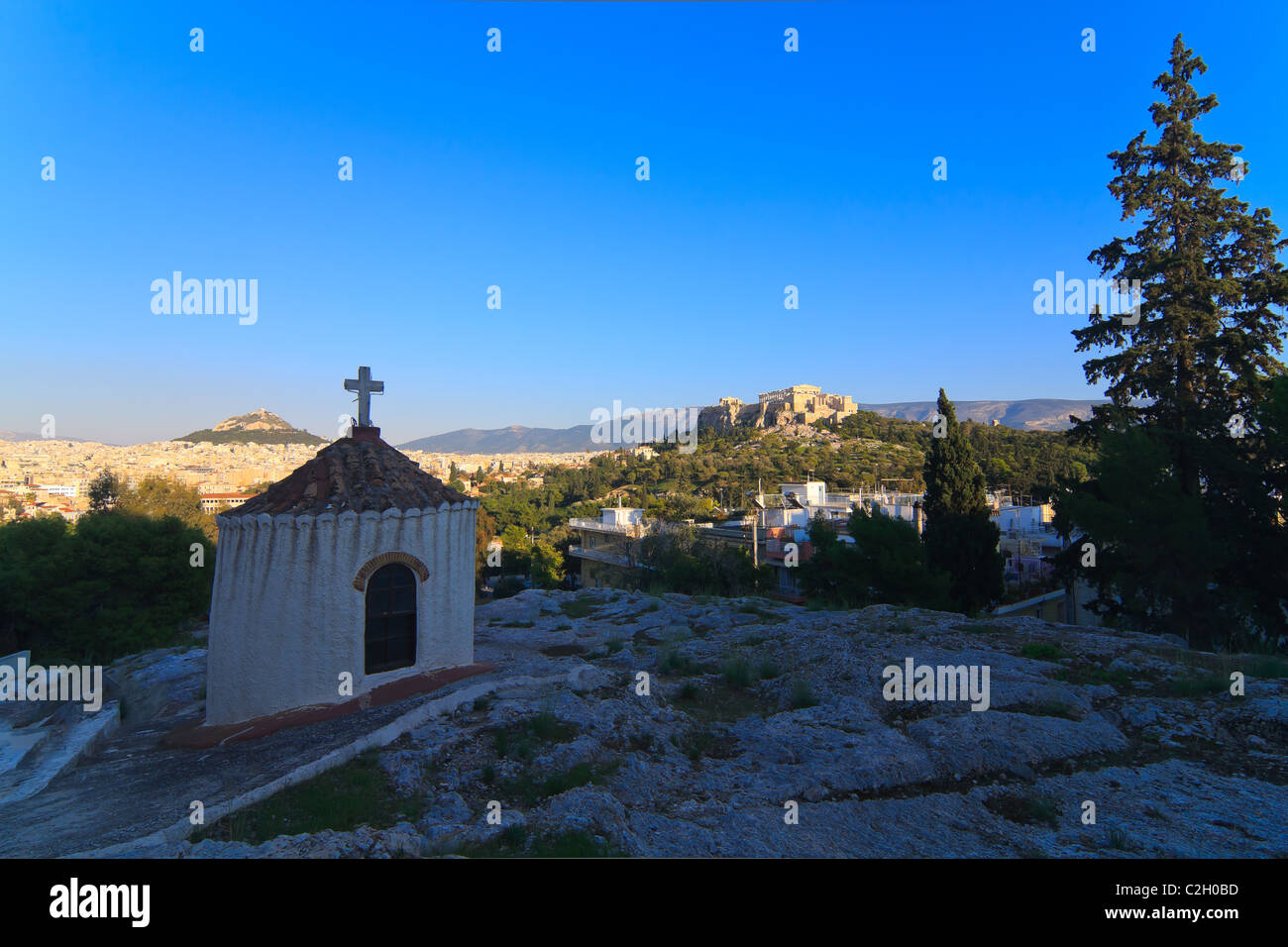 Église orthodoxe grecque à Athènes, Grèce avec le Parthénon à l'arrière Banque D'Images