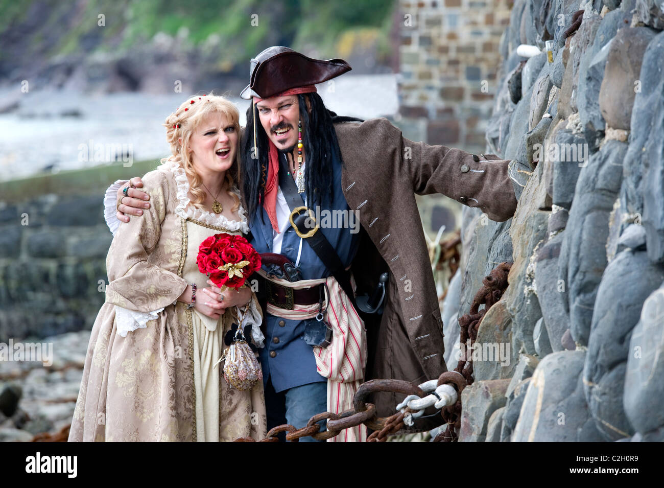 Mik Ashfield et Vikki Ludlow qui tue comme Jack Sparrow et Elizabeth Swann dans Pirates des Caraïbes à Clovelly, Devon, UK Banque D'Images