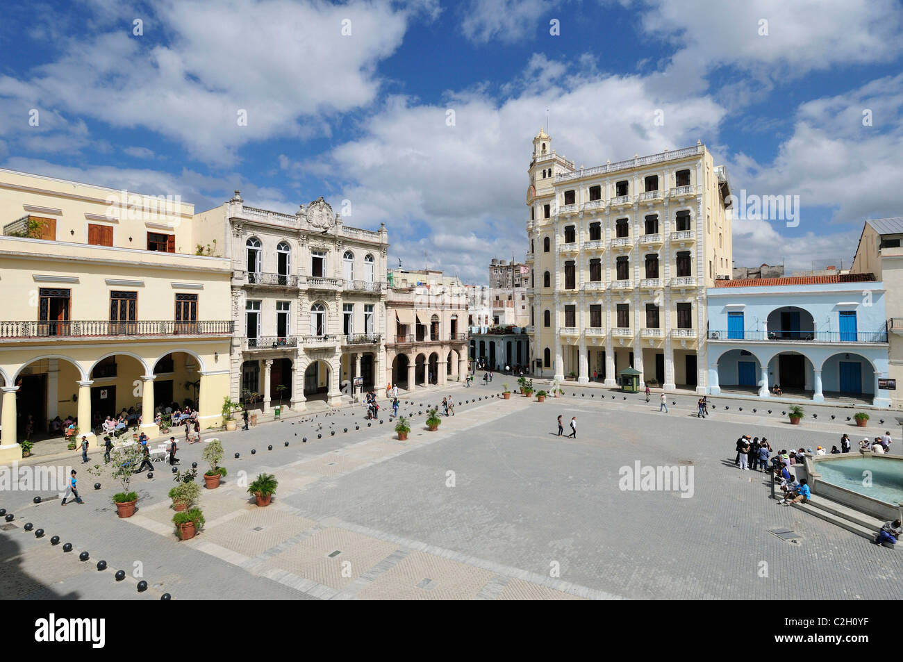 La Havane. Cuba. Vue sur Plaza Vieja et l'Edificio Gomez Vila (édifice en hauteur, à droite), Habana Vieja / La Vieille Havane. Banque D'Images