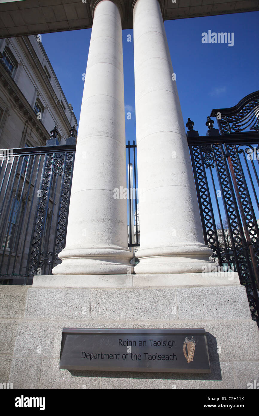 Deux piliers en face de la ministère du Taoiseach, édifices gouvernementaux, Dublin, Irlande contre un ciel bleu. Banque D'Images Deux piliers en face de la ministère du Taoiseach, édifices gouvernementaux, Dublin, Irlande contre un ciel bleu. Banque D'Images