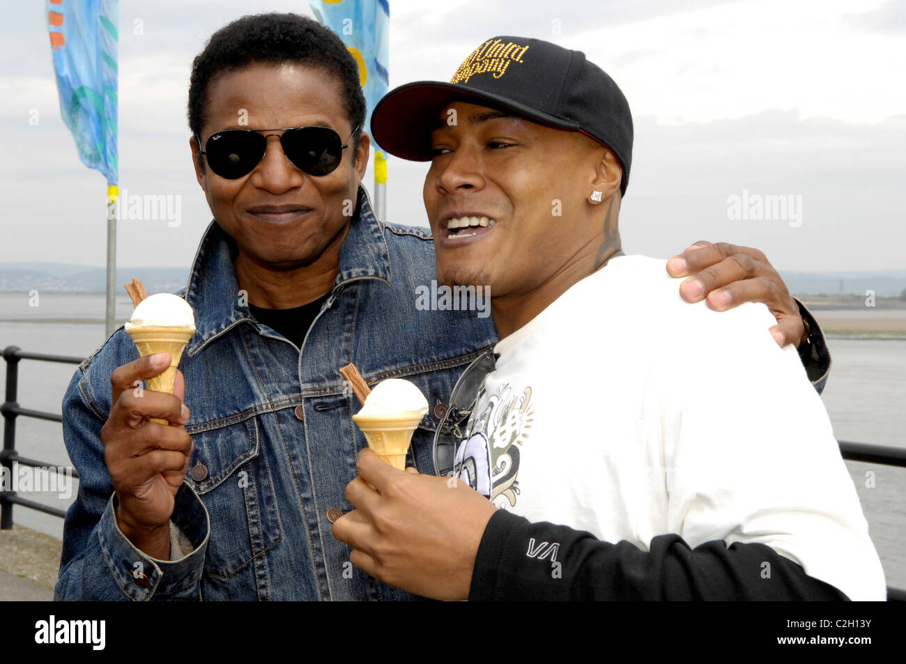 Jackie Jackson, de la pop des Jackson 5 et fils Siggie déguster une glace sur Hartland quay , Devon Banque D'Images