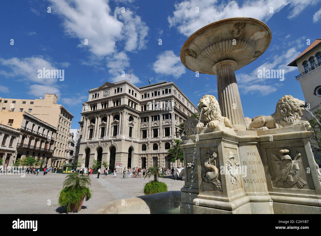 La Havane. Cuba. Habana Vieja / La Vieille Havane. Plaza de San Francisco & Lonja del Comercio / Marchandises Exchange building. Banque D'Images