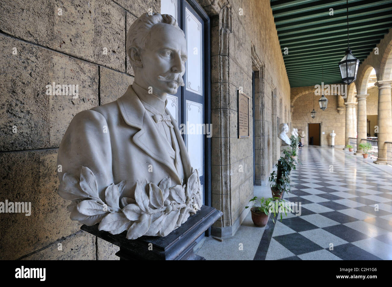 La Havane. Cuba. Buste en marbre de José Marti dans le musée de la ville, le Palacio de los Capitanes Generales, Habana Vieja / La Vieille Havane. Banque D'Images