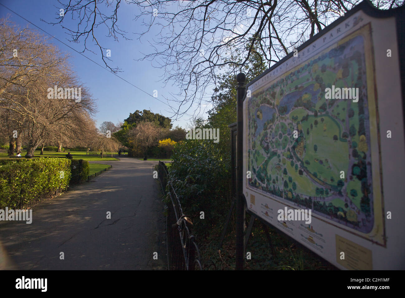 Carte,chemin,directions,promenade,guide,St Stephens Green,arbres,park,espace vert,le centre-ville de Dublin Irlande sunshine blue skies LuasDu Banque D'Images