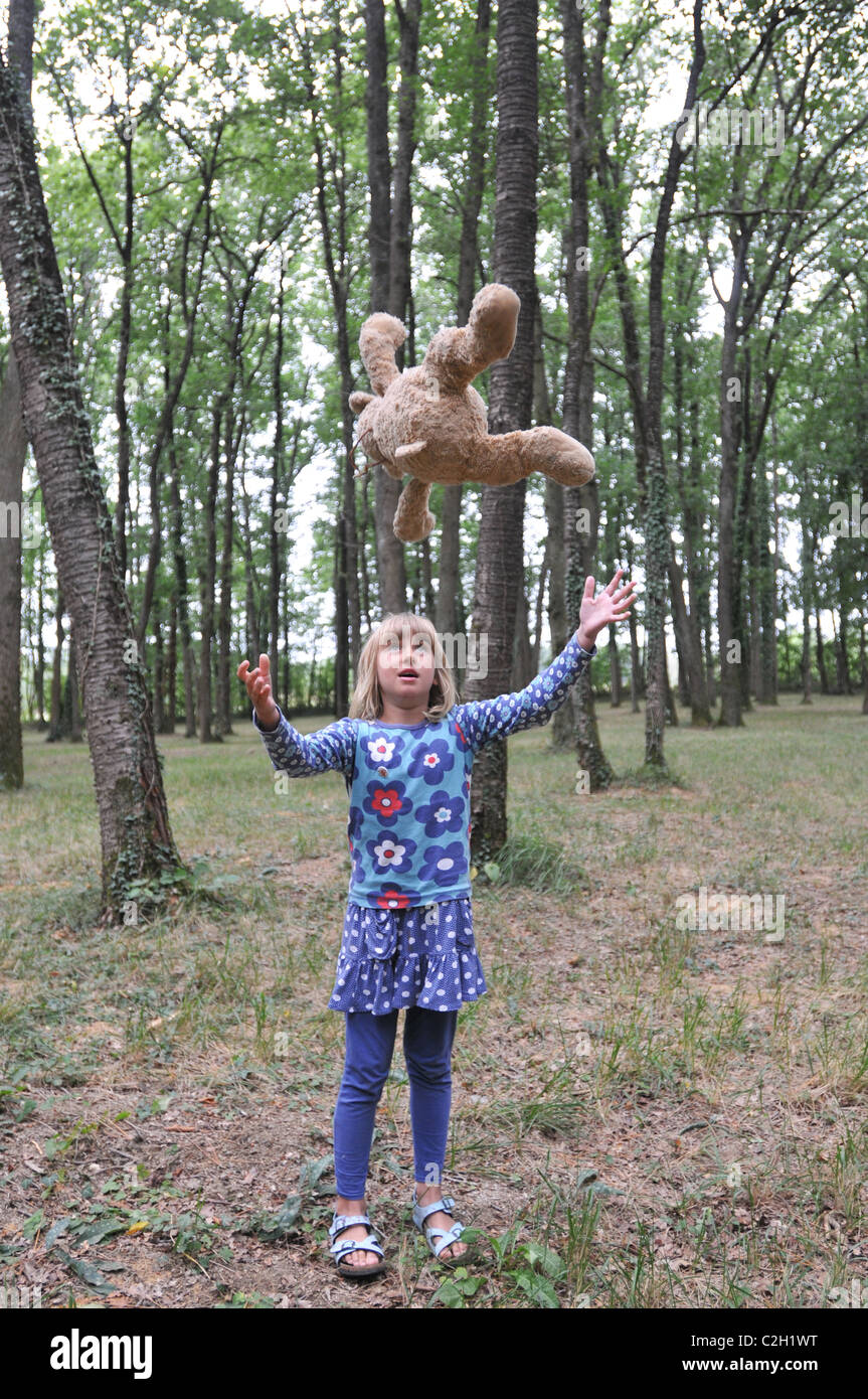 Un enfant de 8 ans jette son ours dans les bois Banque D'Images