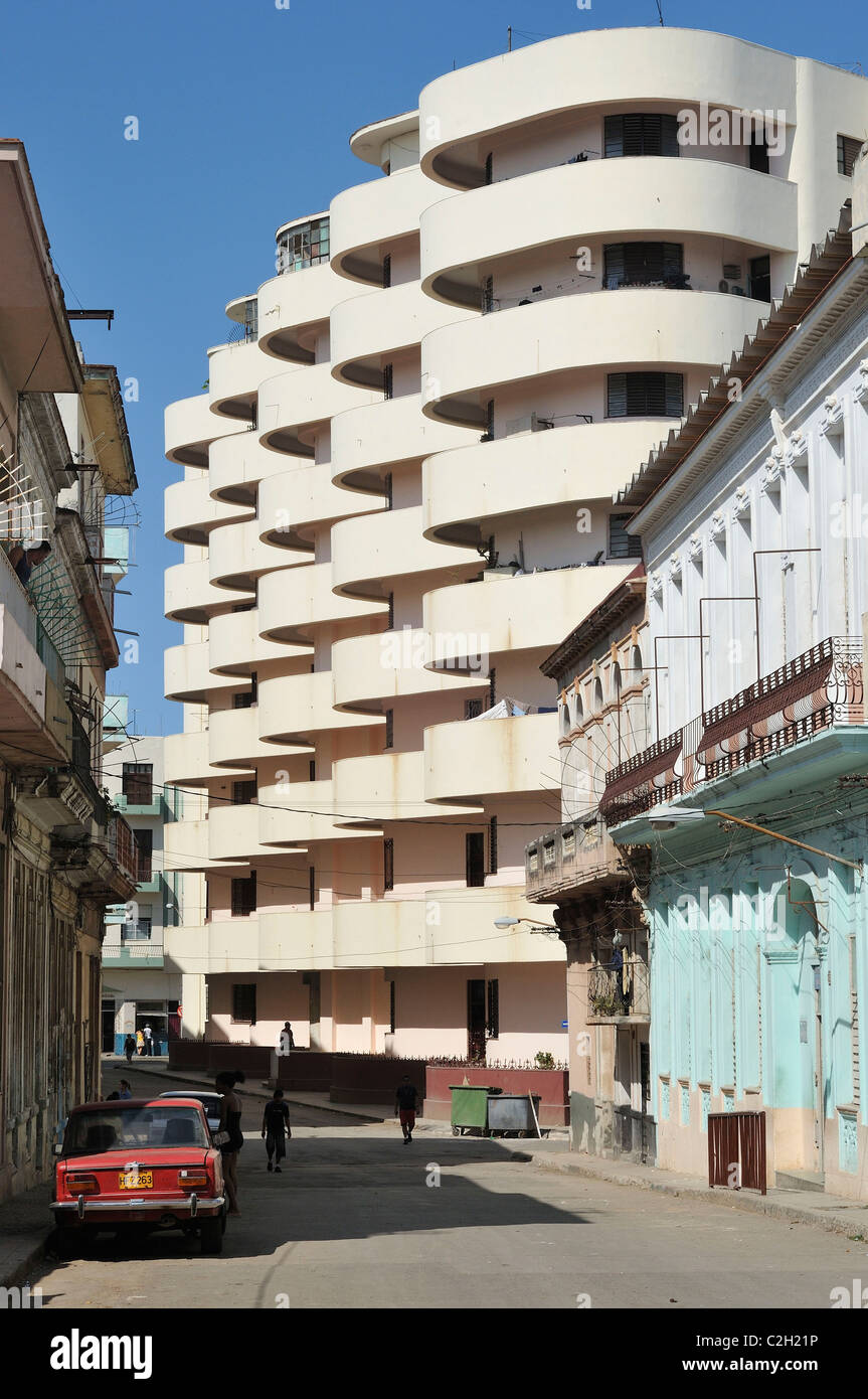 La Havane. Cuba. Centro Habana. El Menzah immeuble, par l'architecte Manuel Copado, 1944. Banque D'Images