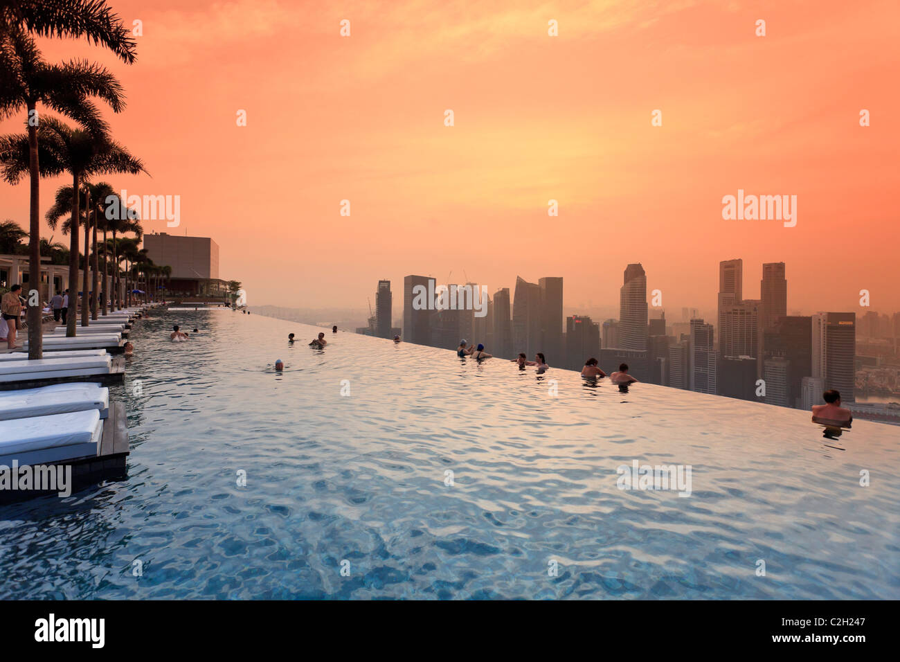Singapour, Singapour et piscine sur le 57ème étage de Marina Bay Sands Resort Banque D'Images
