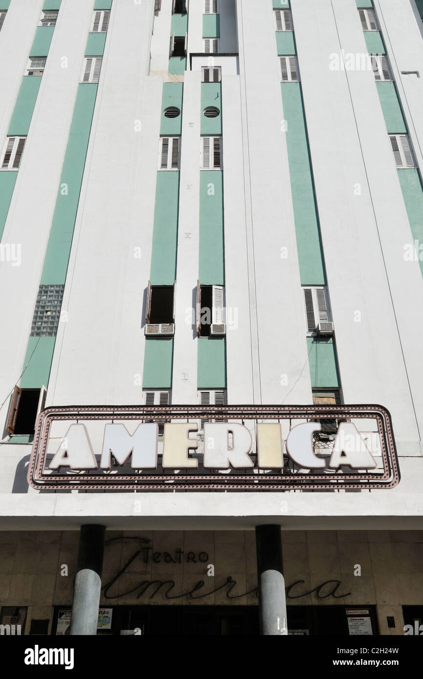 La Havane. Cuba. Edificio Rodríguez Vázquez y Teatro América. par les architectes Fernando Martínez Campos et Pascual Rojas, 1941. Banque D'Images