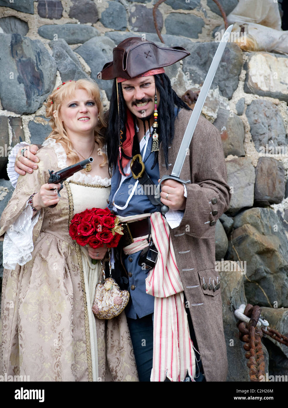 Mik Ashfield et Vikki Ludlow qui tue comme Jack Sparrow et Elizabeth Swann dans Pirates des Caraïbes à Clovelly, Devon, UK Banque D'Images