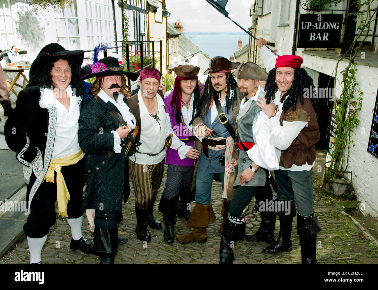 Sur la photo est groom Mik Ashfield, avec des hommes et les hommes meilleurs amis à son mariage en pirate Clovelly, Devon, UK Banque D'Images