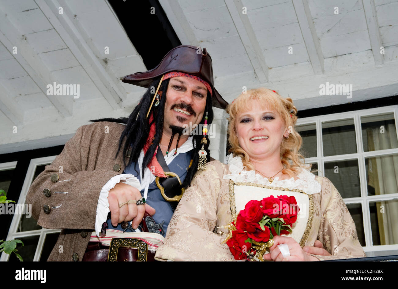 Mik Ashfield et Vikki Ludlow qui tue comme Jack Sparrow et Elizabeth Swann dans Pirates des Caraïbes à Clovelly, Devon, UK Banque D'Images