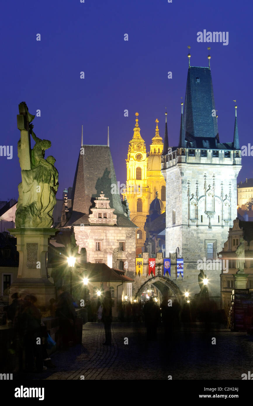 République Tchèque Prague - Le pont Charles et l'église St Nicolas au crépuscule. Banque D'Images