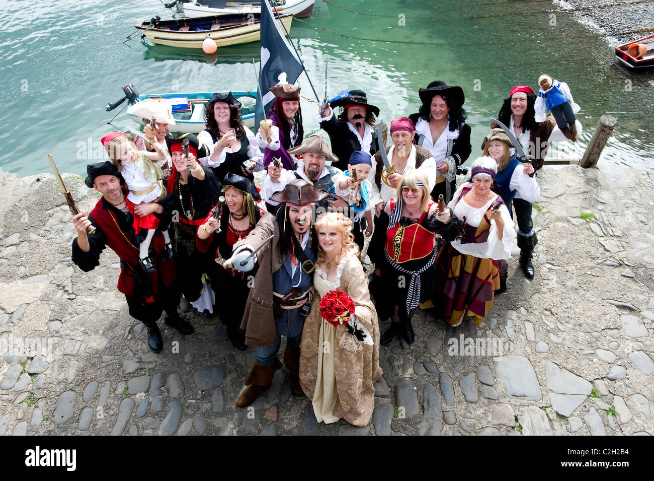Mik Ashfield et Vikki Ludlow qui tue comme Jack Sparrow et Elizabeth Swann dans Pirates des Caraïbes à Clovelly, Devon, UK Banque D'Images