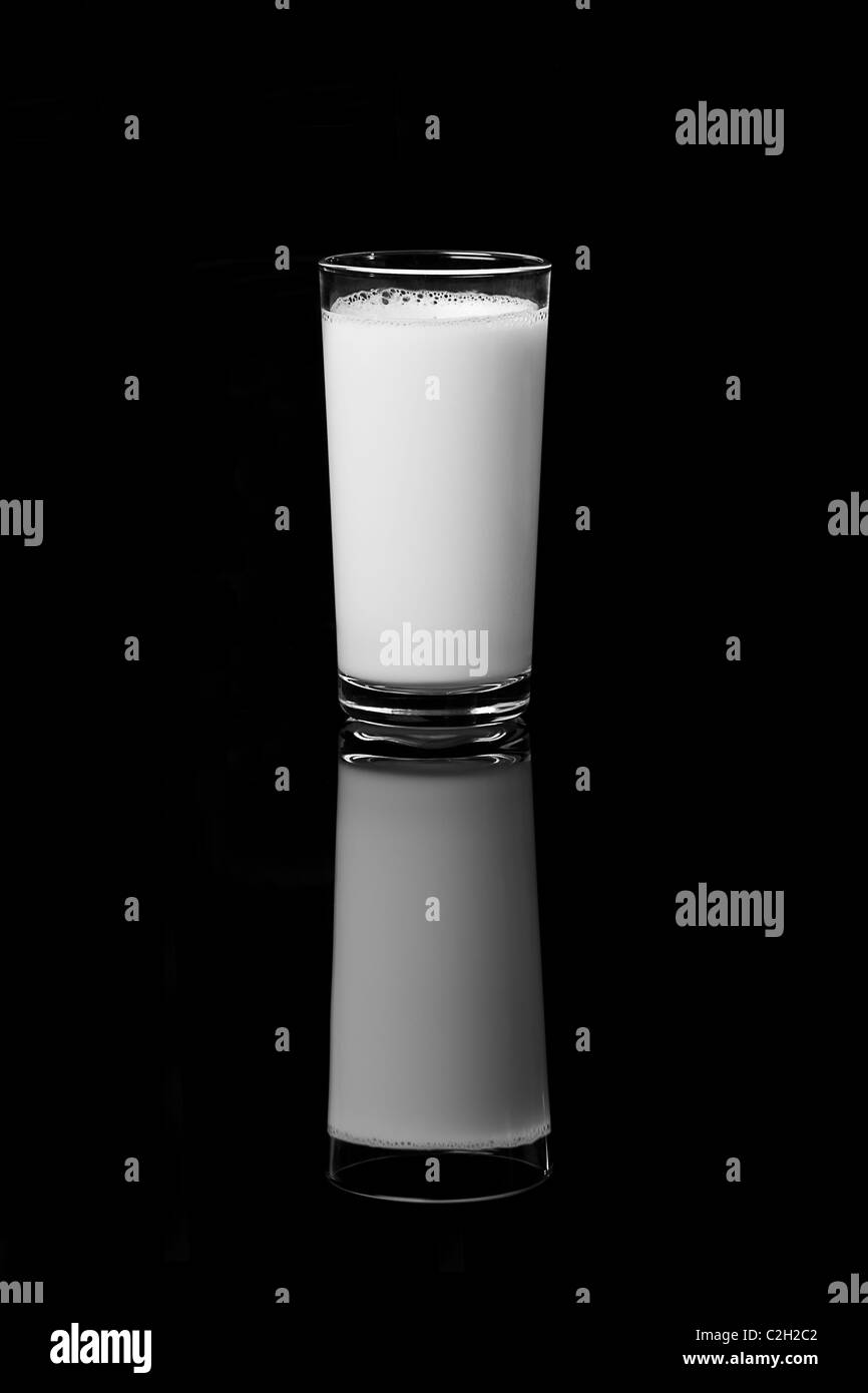 Verre de lait sur le fond noir Banque D'Images Verre de lait sur le fond noir Banque D'Images