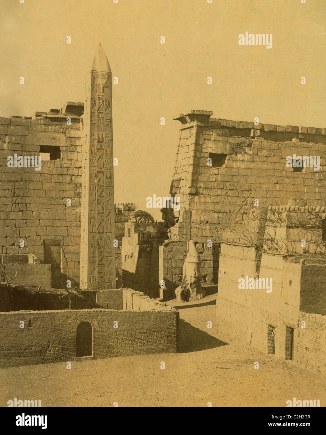 Les pylônes et obélisque, Thèbes (Louxor), Égypte Banque D'Images