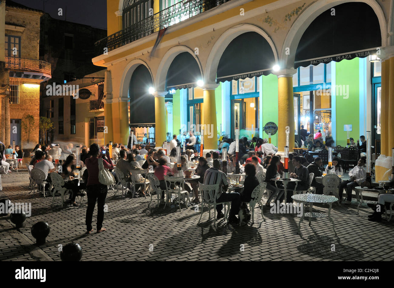 La Havane. Cuba. Restaurant & Brasserie Factoria sur Plaza Vieja, Habana Vieja / La Vieille Havane. Banque D'Images