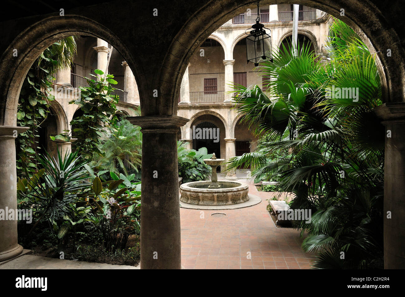 La Havane. Cuba. Cour intérieure dans le Convento e Iglesia de San Francisco de Asis, Habana Vieja / La Vieille Havane. Banque D'Images