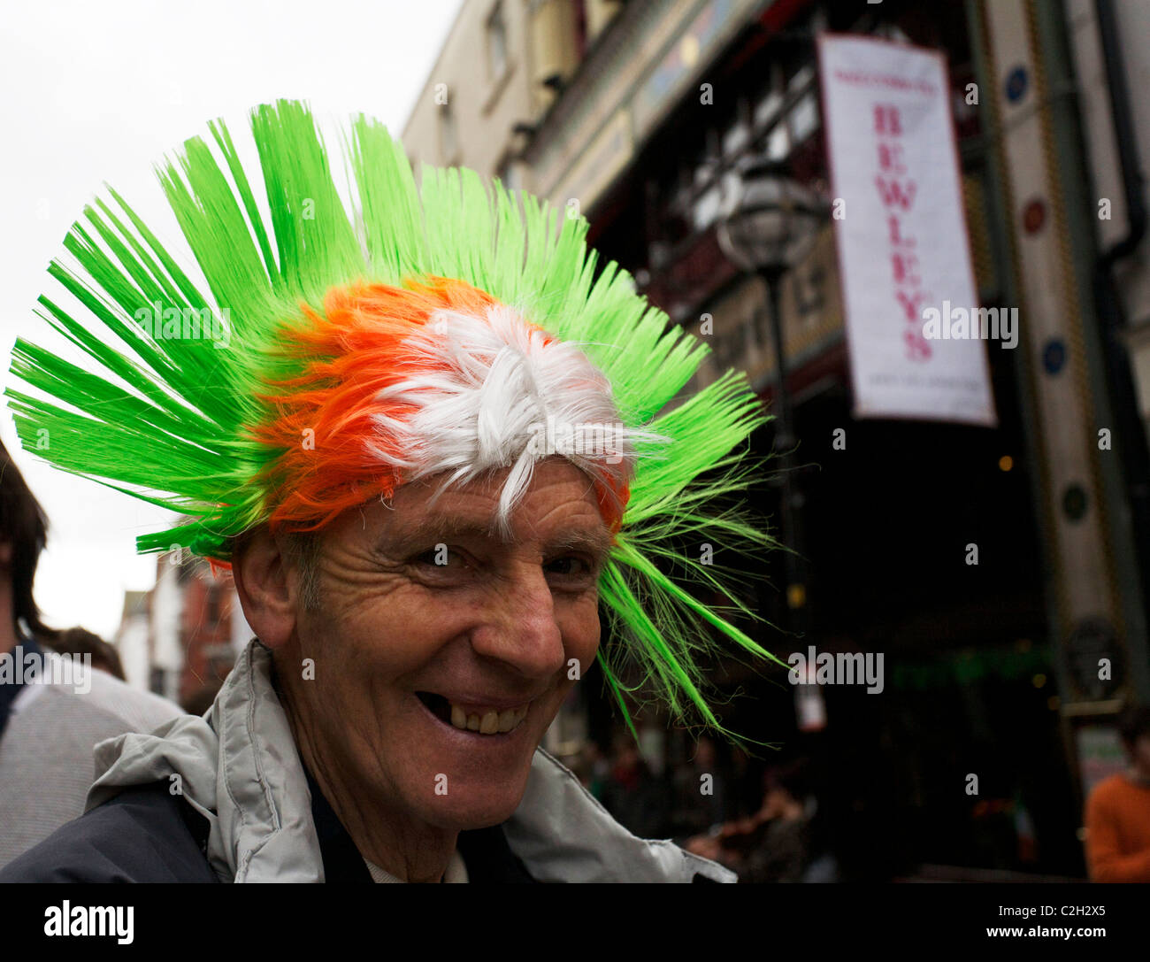 Les gens en costume de célébrer et d'assister à la parade de la Saint Patrick à Dublin, Irlande. Vêtus aux couleurs de l'Irlande. Banque D'Images