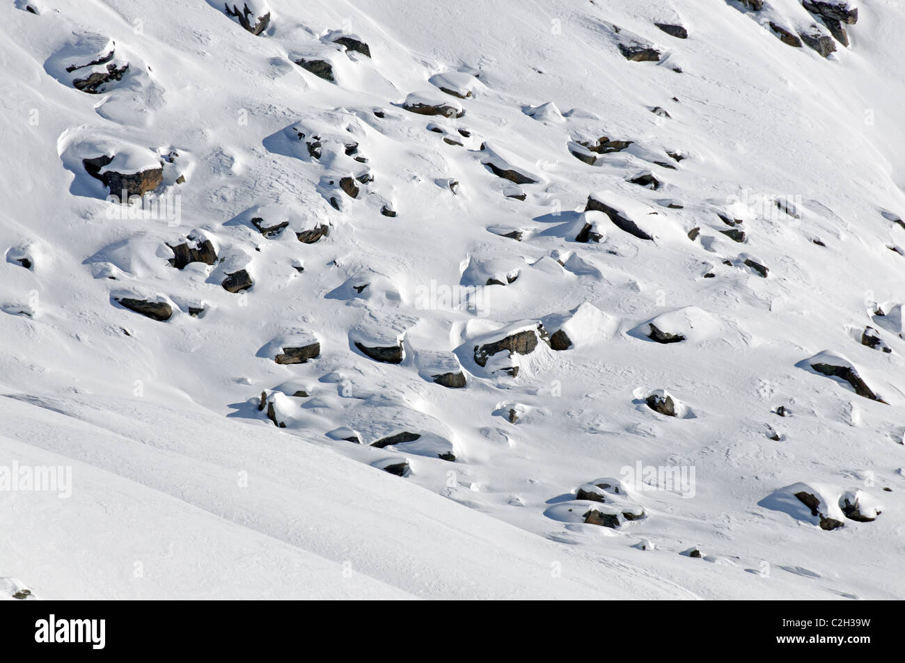 Un champ de blocs recouverts de neige. Banque D'Images