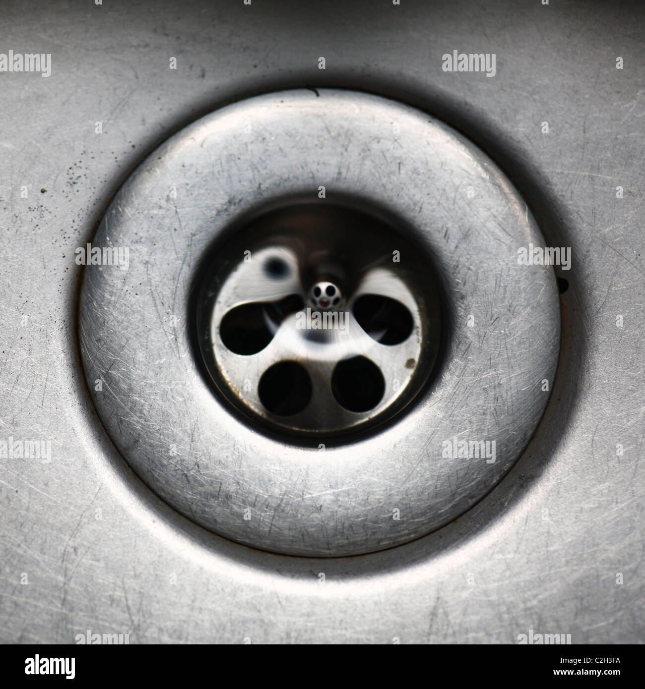 Évier de cuisine en acier inoxydable et plughole. Banque D'Images