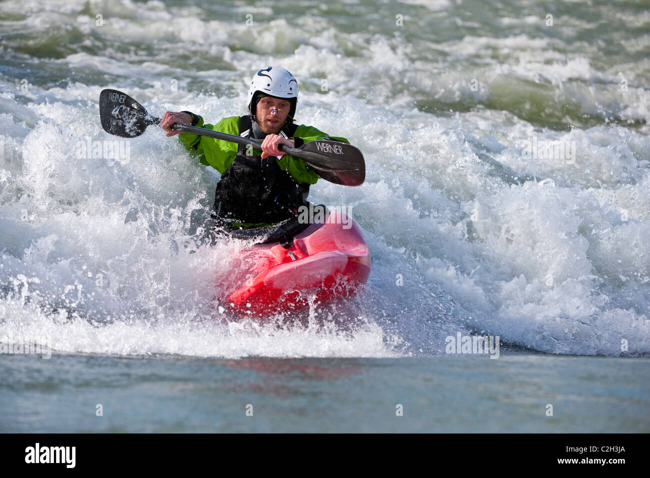 Playboating whitewater kayaker surf sur vague, dans le Rhône près de Lyon, Sault Brenaz, France Banque D'Images