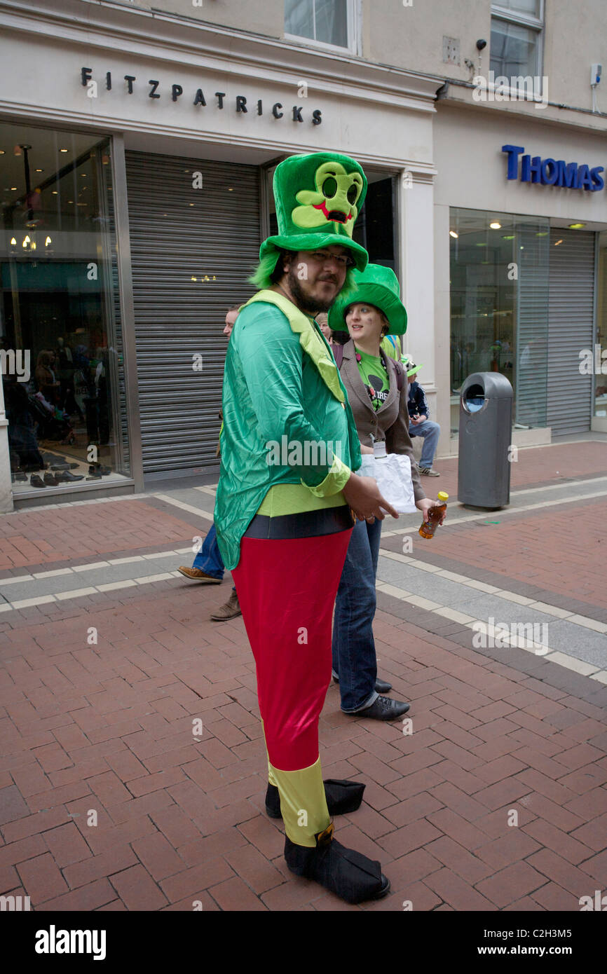 Une personne vêtu comme un lutin sur Grafton Street, à Dublin en Irlande, célèbre le Jour de la St Patrick le 17 mars. Banque D'Images