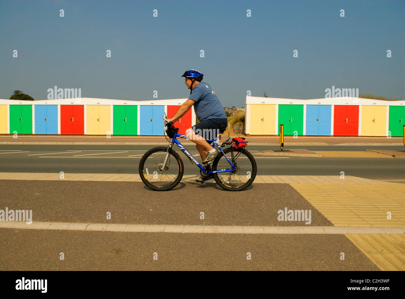 Man riding passé cabines colorées. Banque D'Images