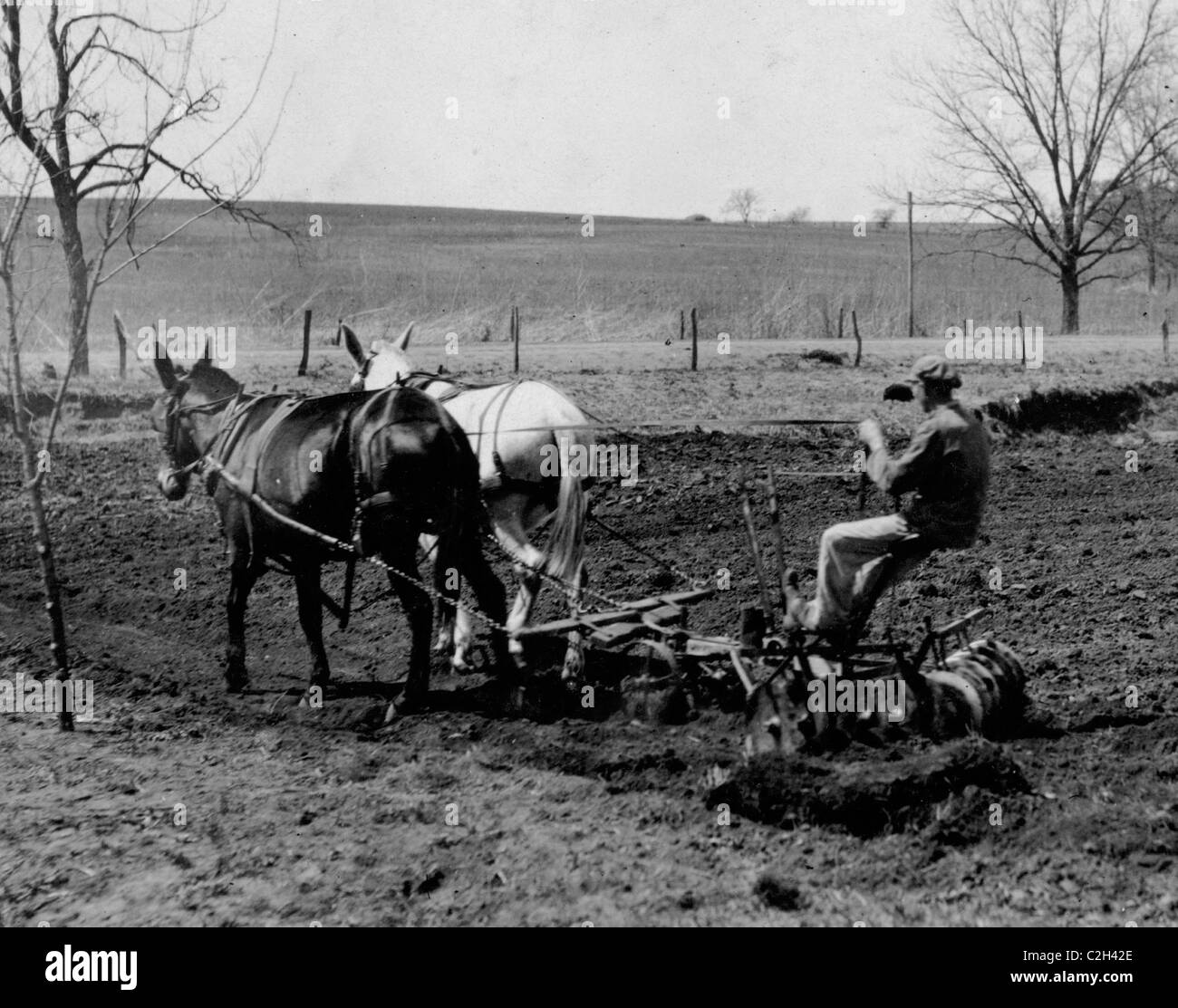 L'un des garçons le disquage le terrain à la ferme. Pauls Valley Training School Banque D'Images