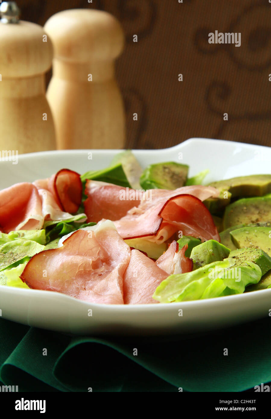 Avec salade de jambon de Parme et d'avocat, et laitue Banque D'Images