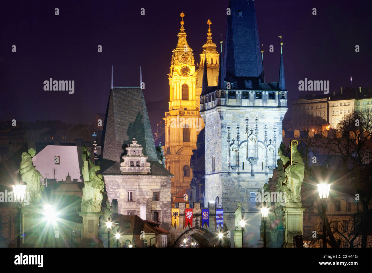 République Tchèque Prague - Le pont Charles et l'église St Nicolas au crépuscule. Banque D'Images