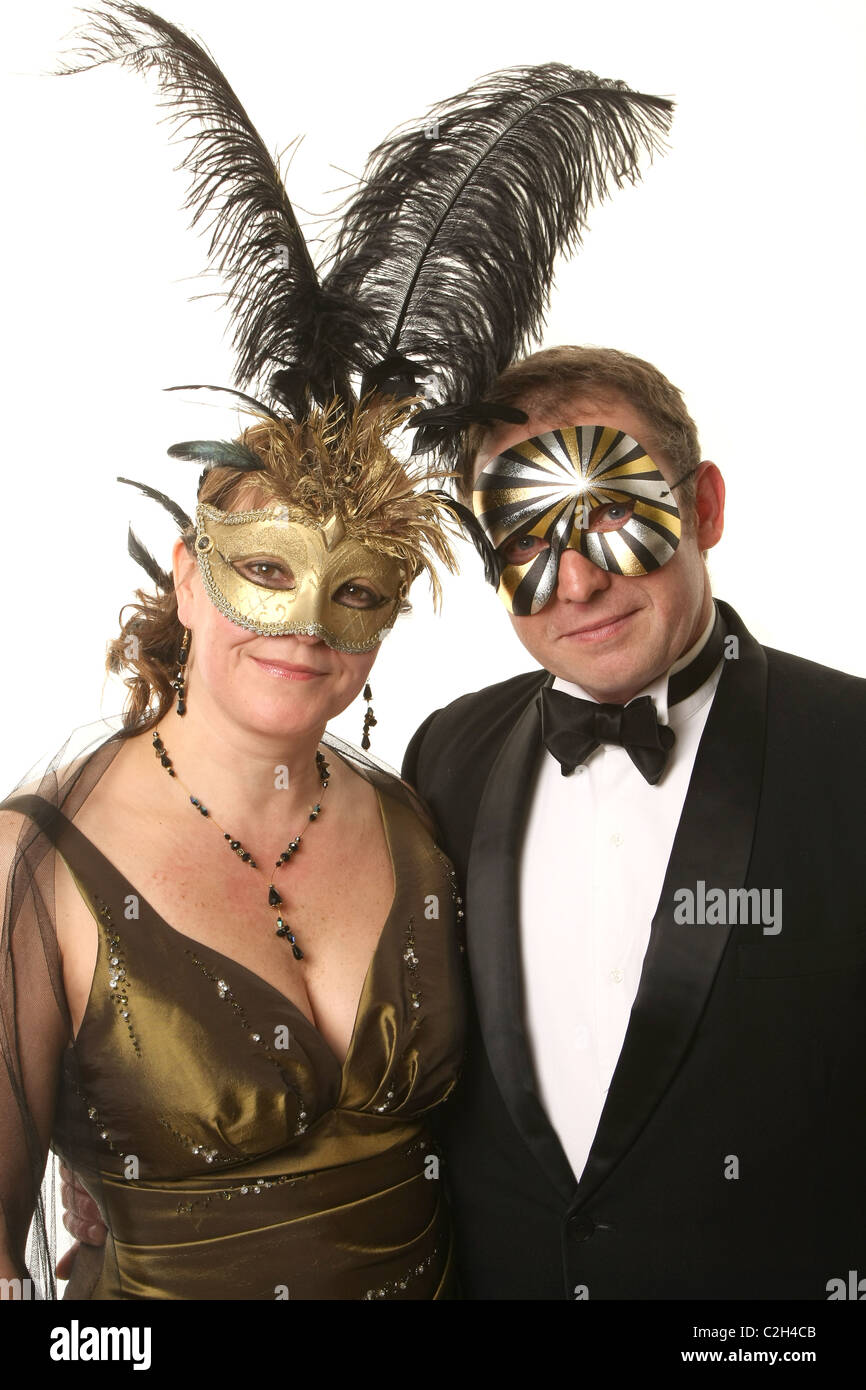 Couple d'âge moyen habillé pour un bal masqué Banque D'Images