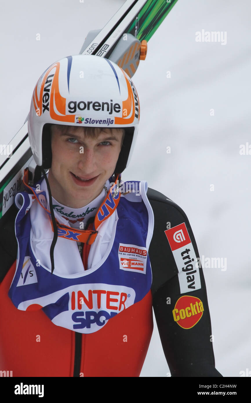 Peter PREVC Ski monte le bon saut à l'esprit de la Coupe du Monde le 19 décembre 2009 à Engelberg SUI. Banque D'Images