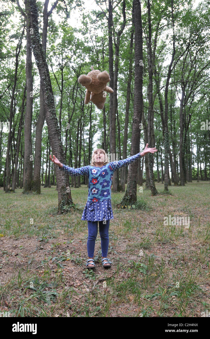 Un enfant de 8 ans jette son ours dans les bois Banque D'Images