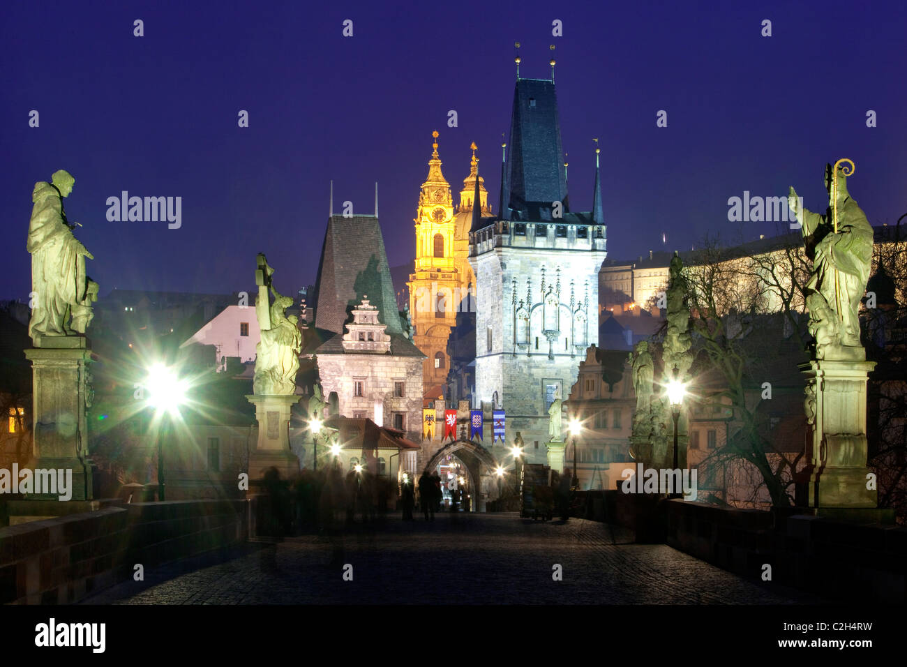 République Tchèque Prague - Le pont Charles et l'église St Nicolas au crépuscule. Banque D'Images