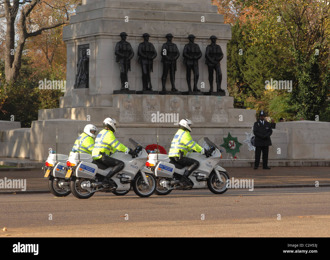 Les motocyclistes de la police passent une cérémonie militaire à la Tour de Londres. Banque D'Images