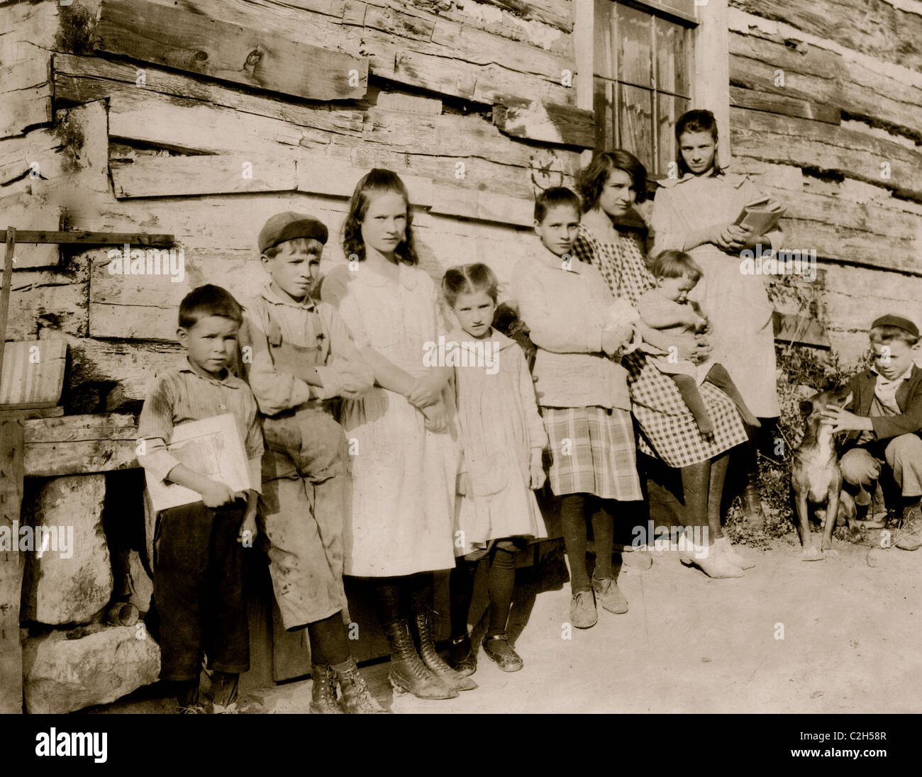 Les enfants Mullens (& certains voisins) prêts pour l'école. Banque D'Images