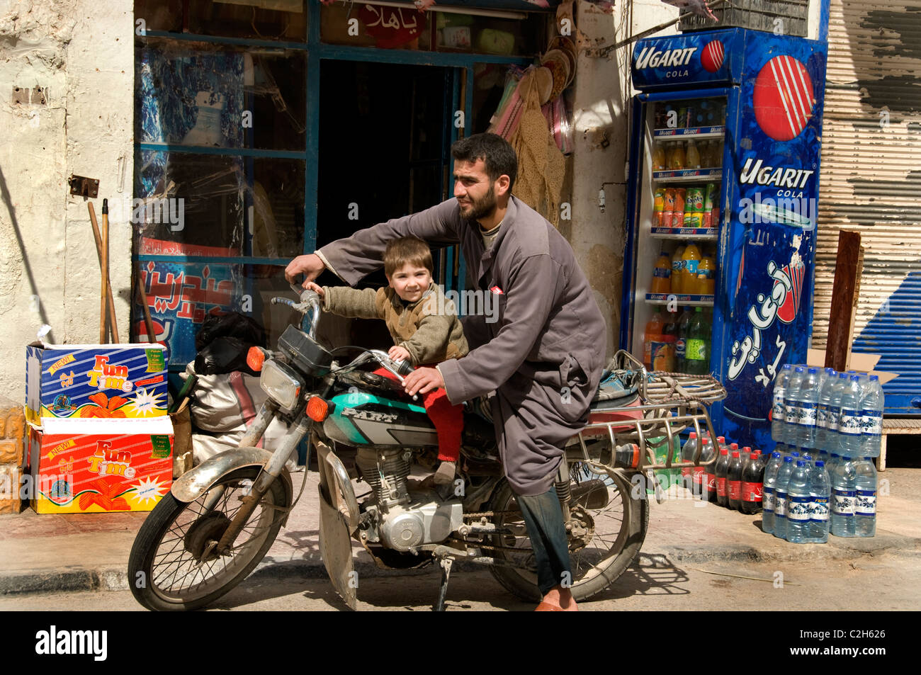 Palmyre ville Nouvelle ville syrienne Syrie jeune garçon père moto Moto Banque D'Images