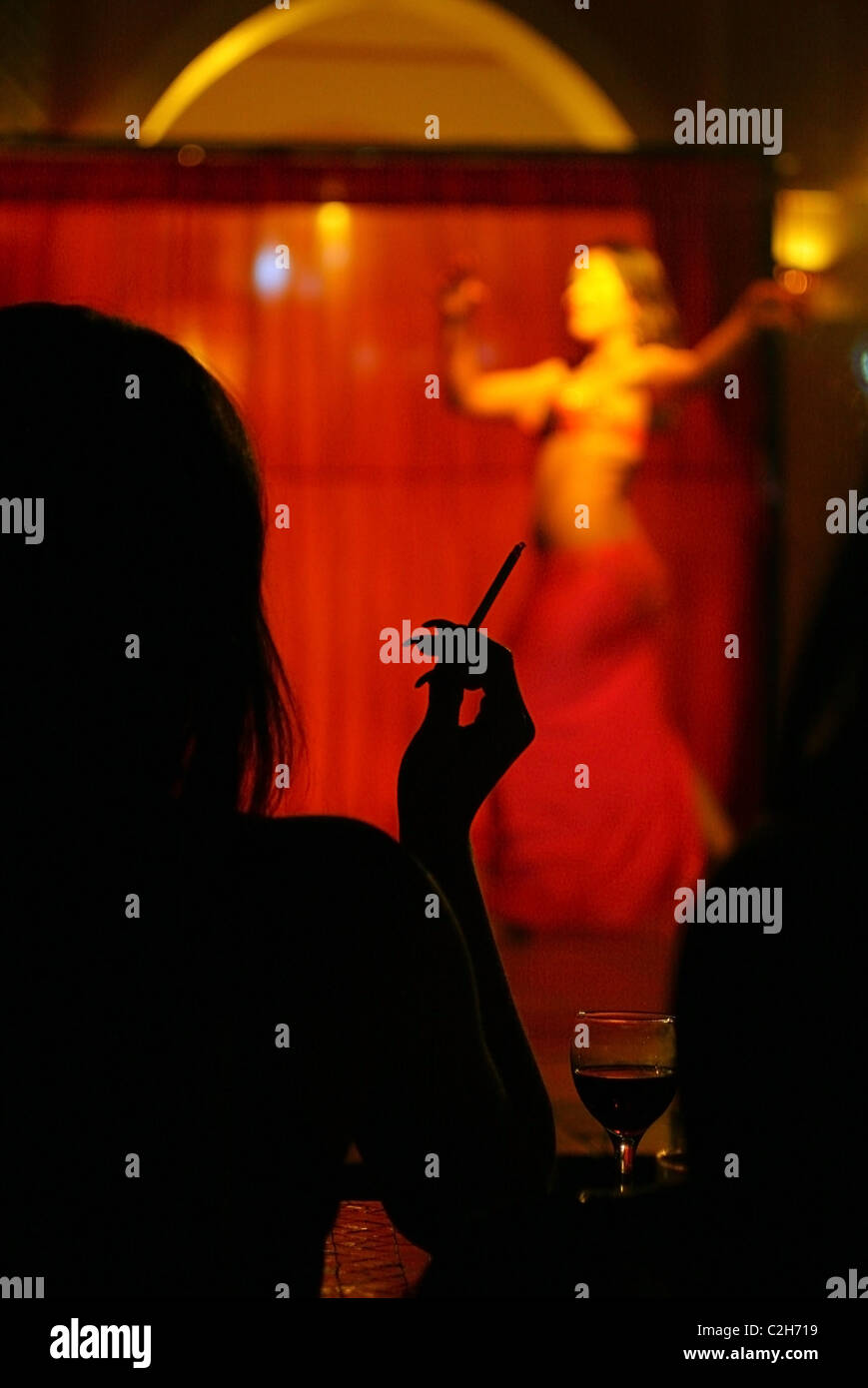 Une jeune femme à la danse du ventre. Makadi, Egypte Banque D'Images