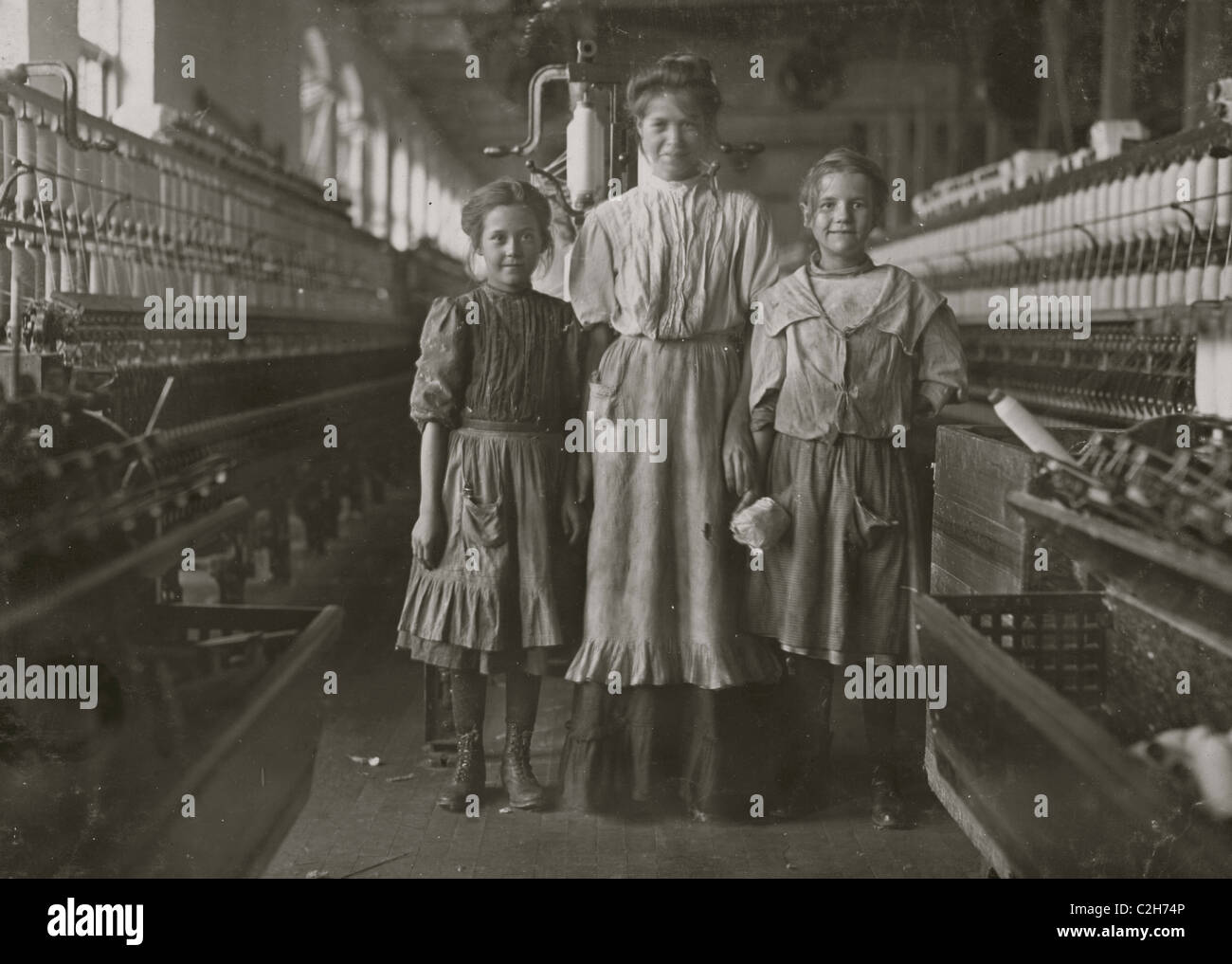 Les jeunes Spinners' dans l'usine de coton Banque D'Images