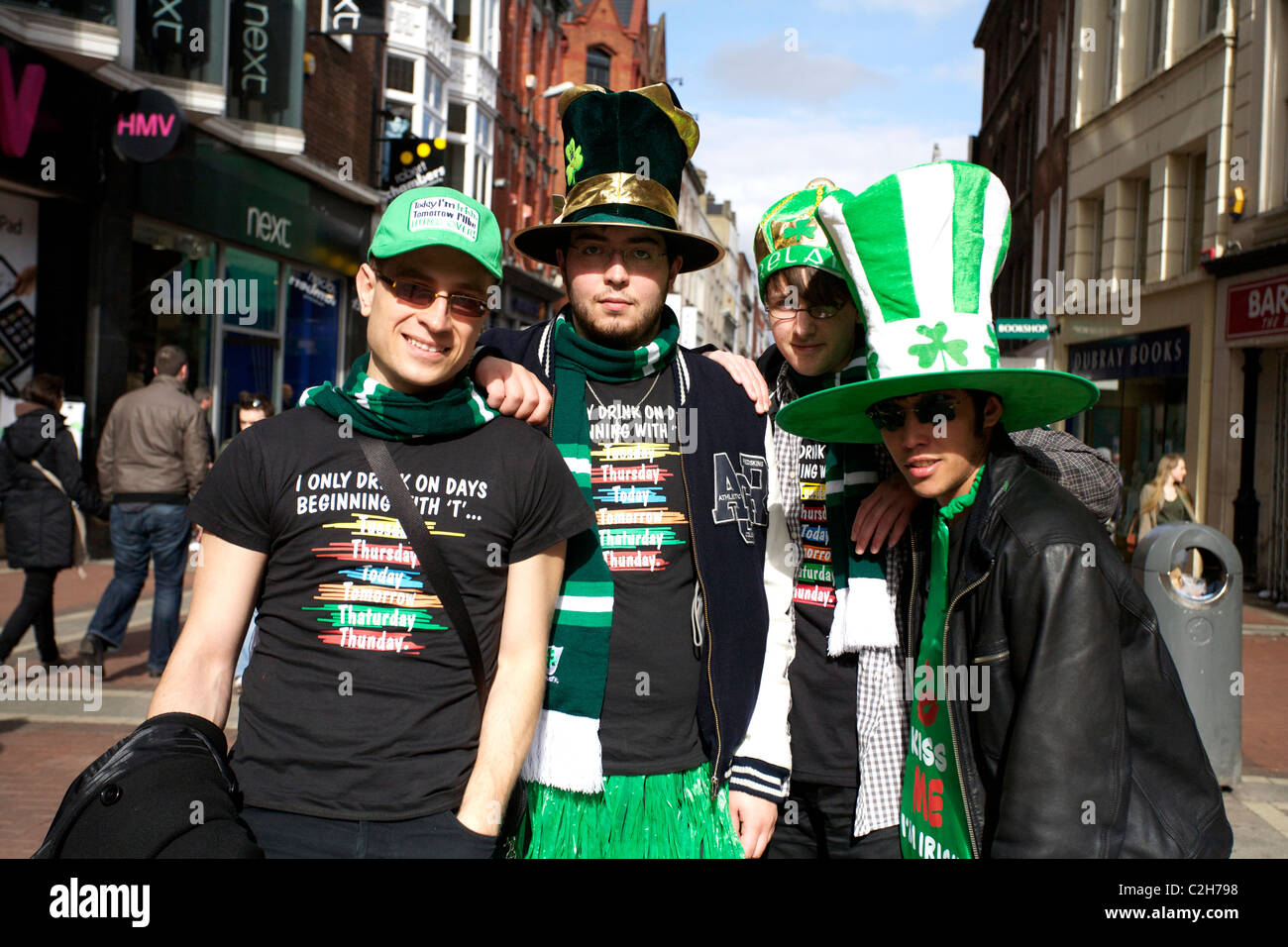 Les gens en costume de célébrer et d'assister à la parade de la Saint Patrick à Dublin, Irlande. Vêtus aux couleurs de l'Irlande. Banque D'Images