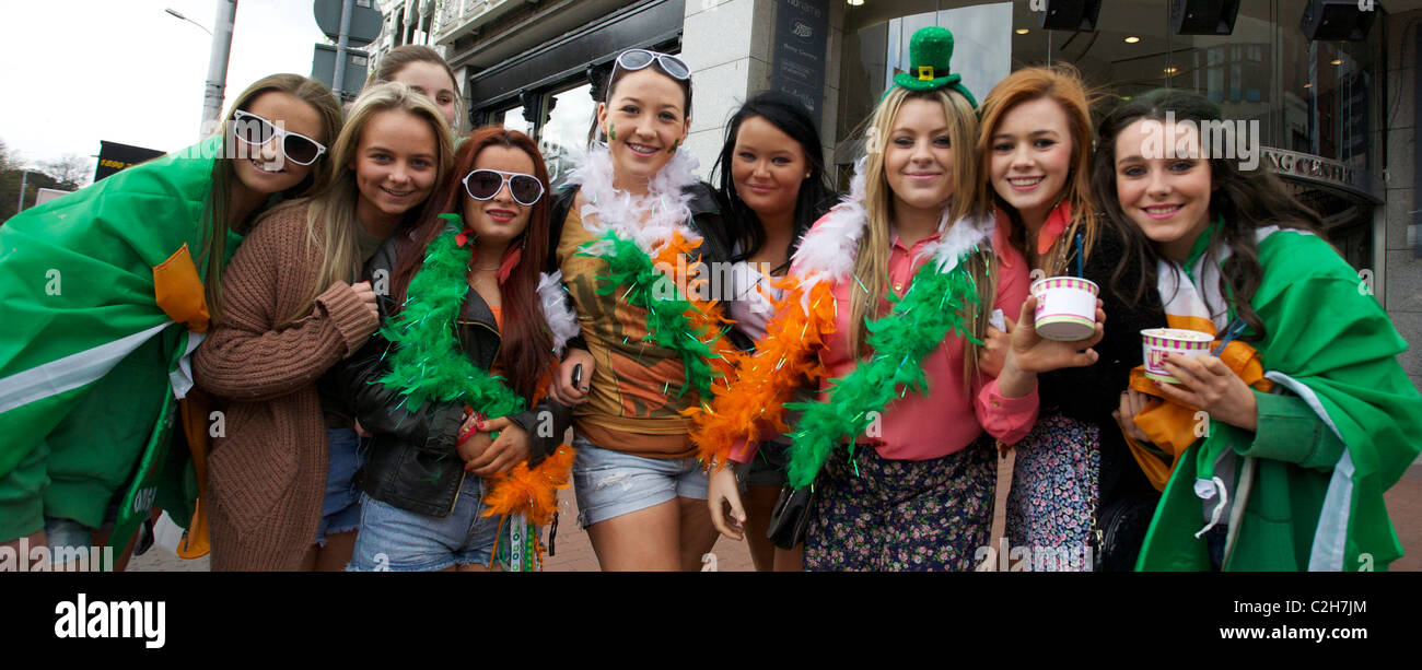 Les gens en costume de célébrer et d'assister à la parade de la Saint Patrick à Dublin, Irlande. Vêtus aux couleurs de l'Irlande. Banque D'Images