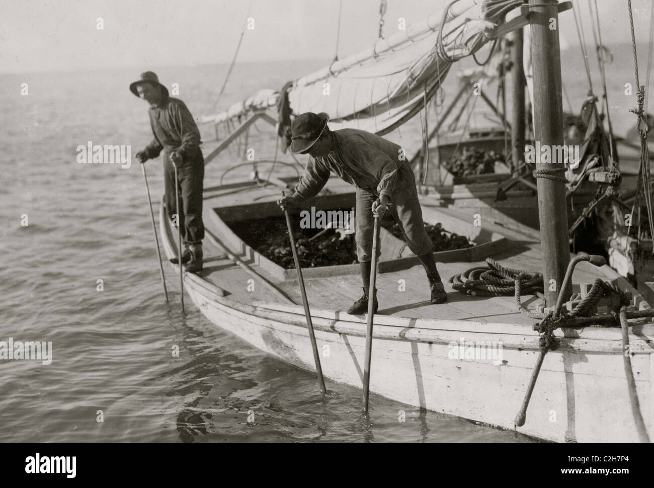 Fred, un jeune pêcheur d'huîtres ; travail sur un bateau d'huîtres dans la baie de Mobile, le récif, près de Bayou La Batre, a dit qu'il avait quatorze ans, mais probablement pas Banque D'Images