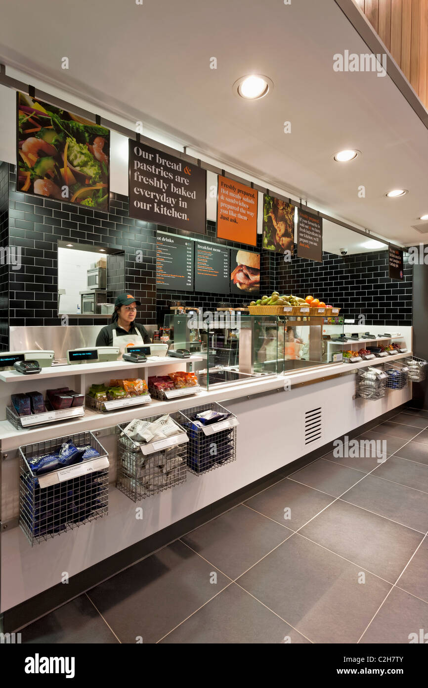 Cuisine fraîche Sainsburys fast food dans Fleet Street, Londres. Banque D'Images