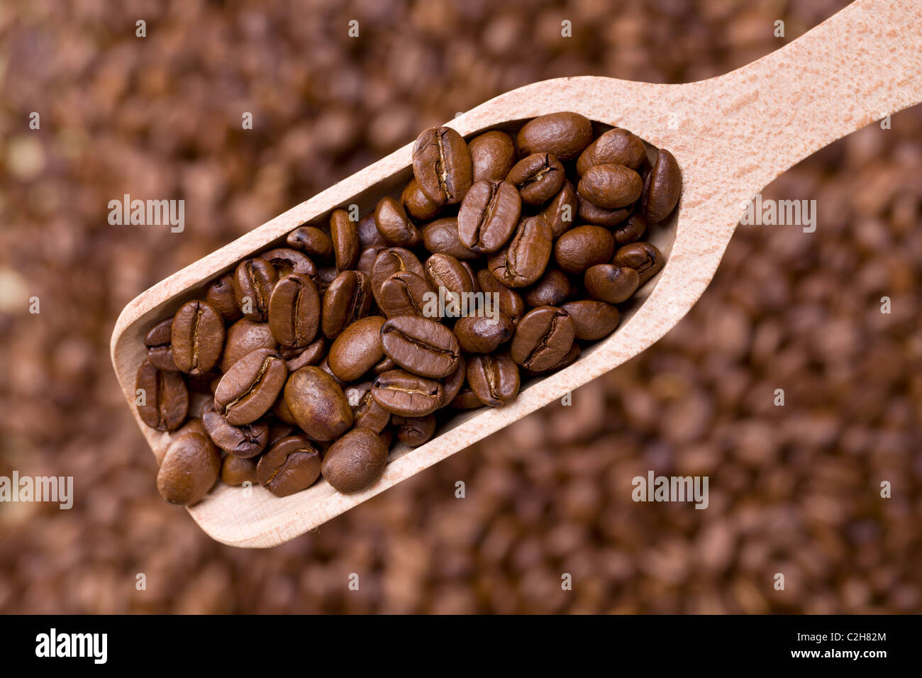 Les grains de café sur scoop en bois Banque D'Images