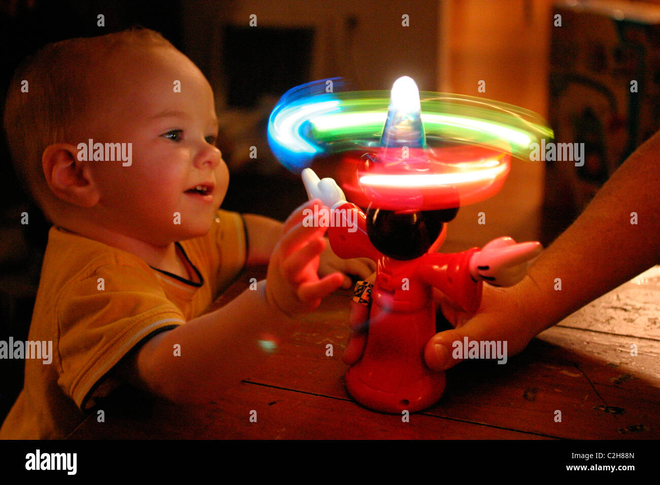 Un adorable petit garçon de 1 ans jouant sur son premier anniversaire. Banque D'Images