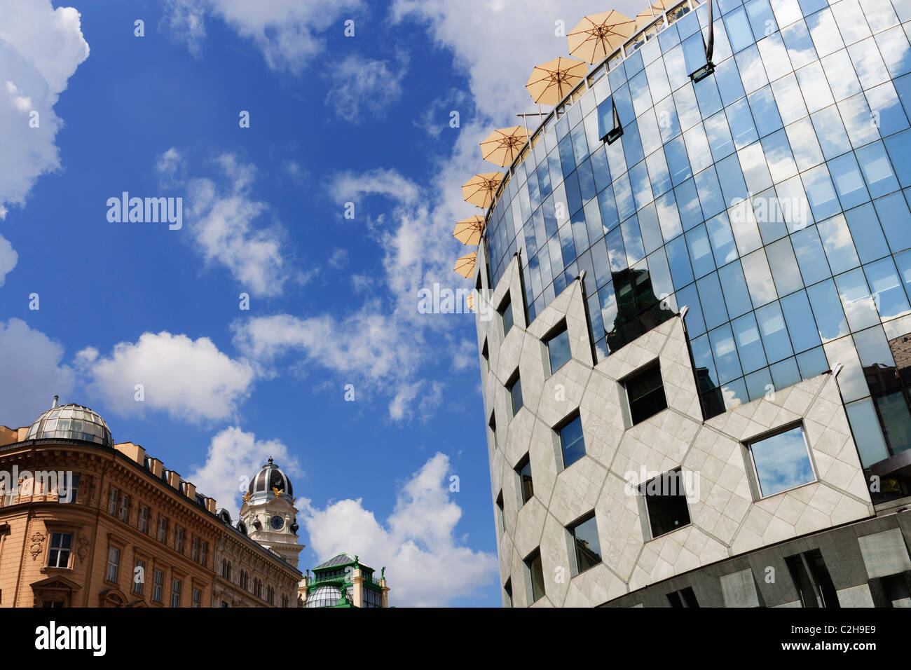 Détail de la maison Haas contre ciel bleu avec des nuages - Vienne, Autriche. Banque D'Images