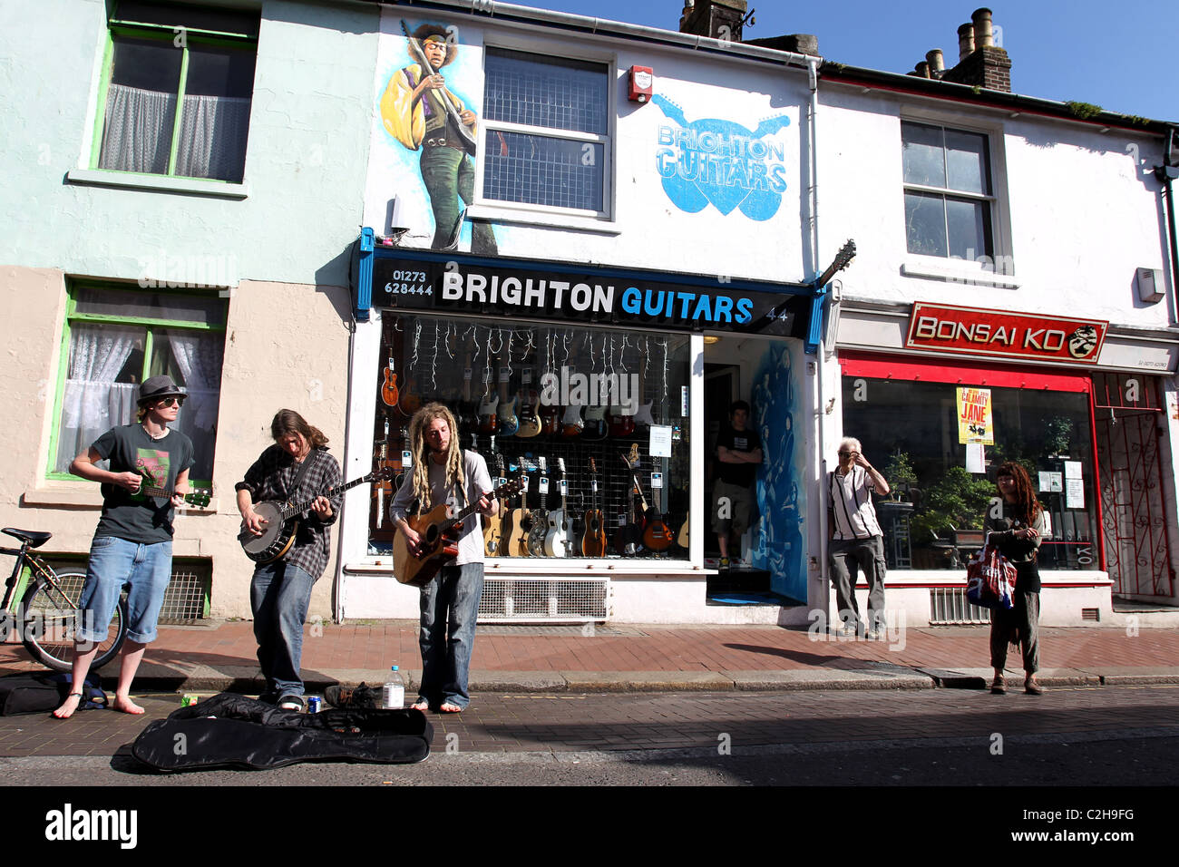 Trois membres de médecin et le Bluegrass Illbilly huit sur la photo de la rue à Brighton, East Sussex, UK. Banque D'Images