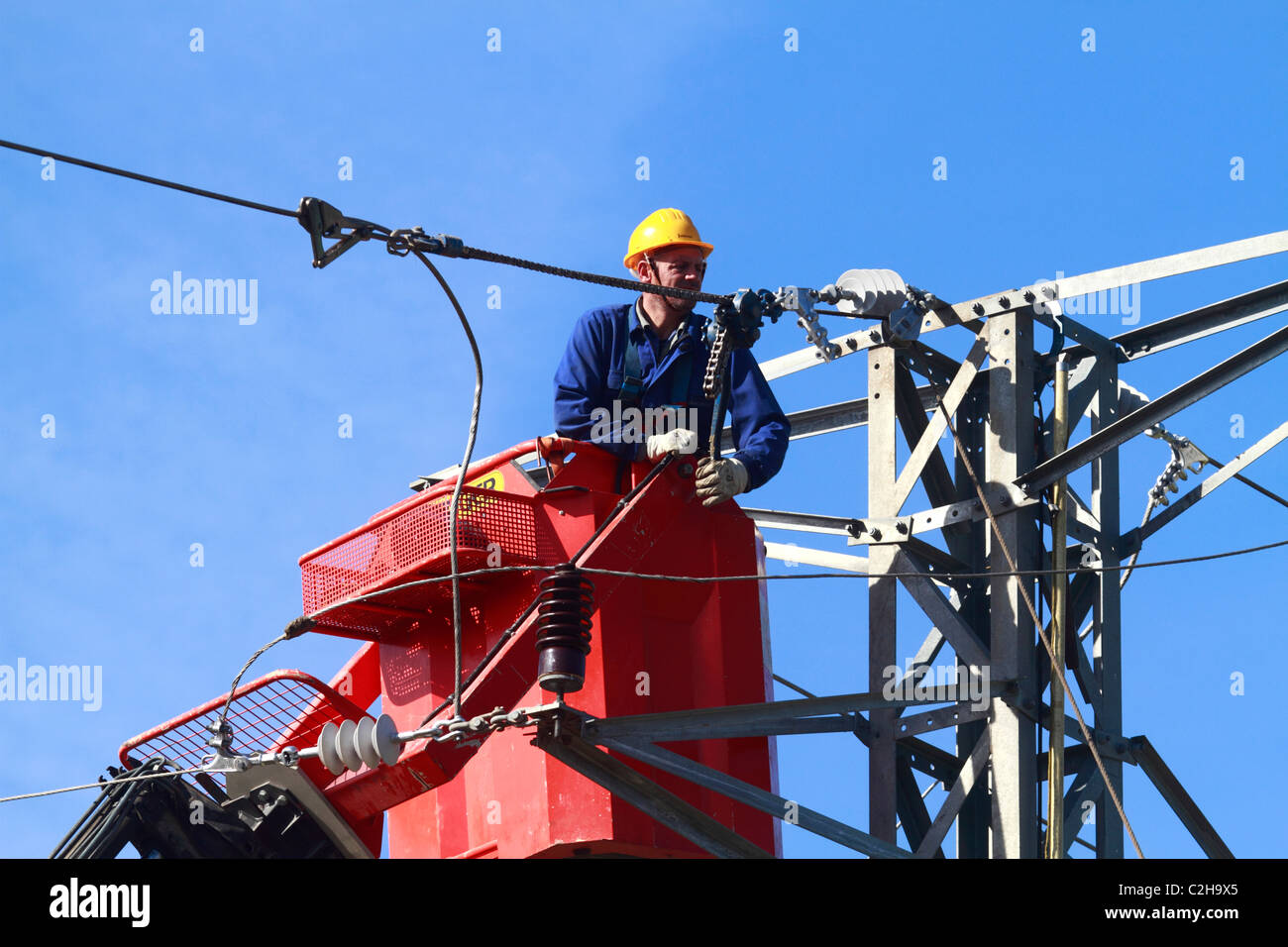 Electrician working on haut d'un pylône Banque D'Images