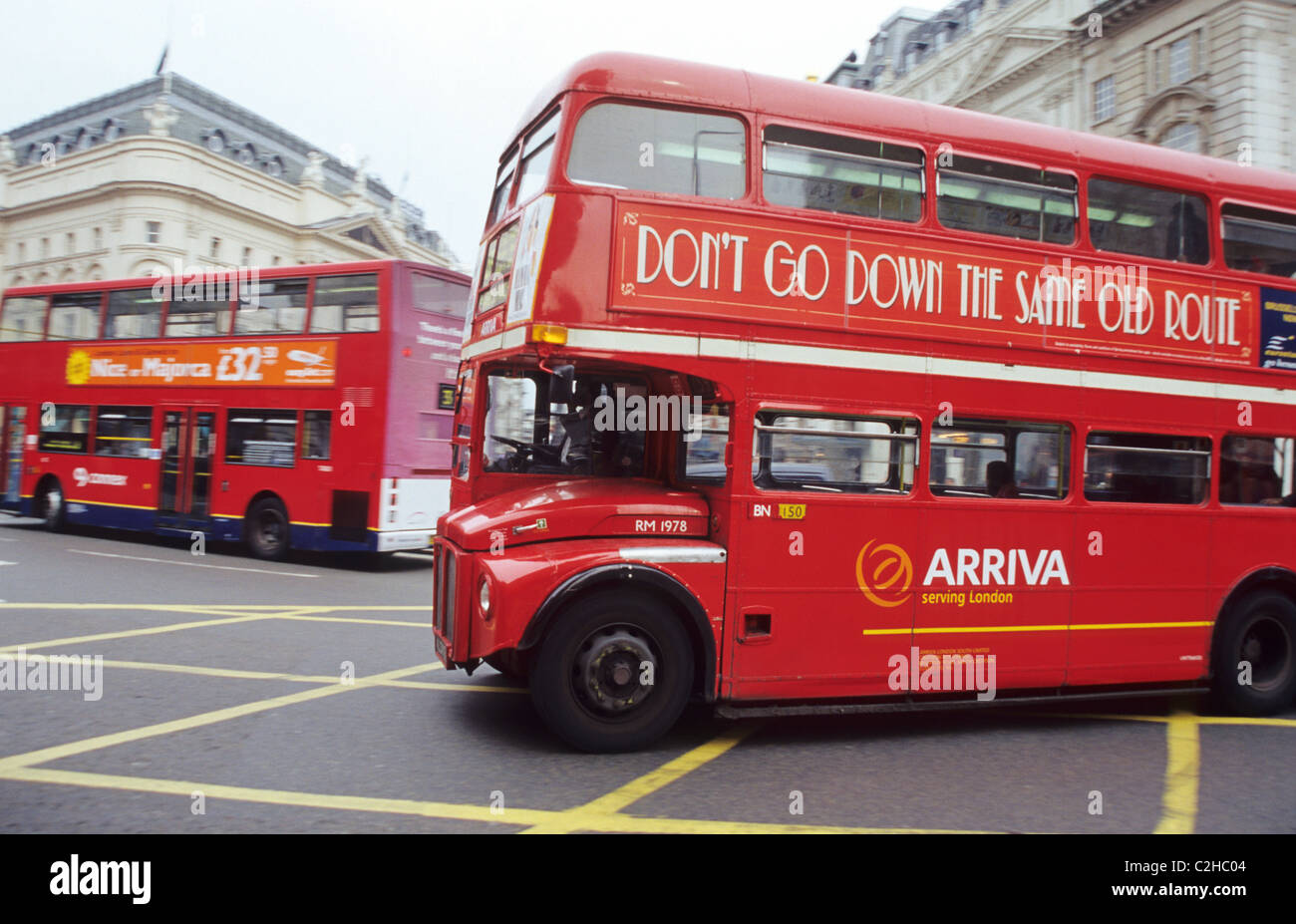 Les bus londoniens à Piccadilly Circus Banque D'Images