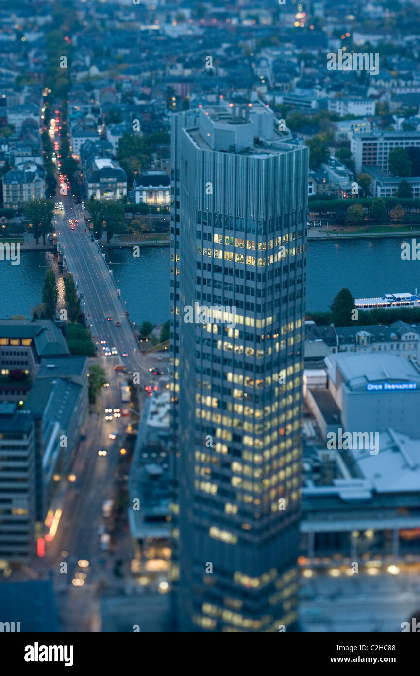 Skyline en soirée, Frankfurt am Main, Allemagne Banque D'Images